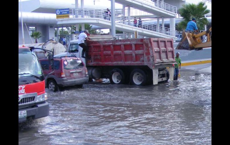 La inundación afecta el puente internacional ubicado en Reynosa. EL UNIVERSAL  /