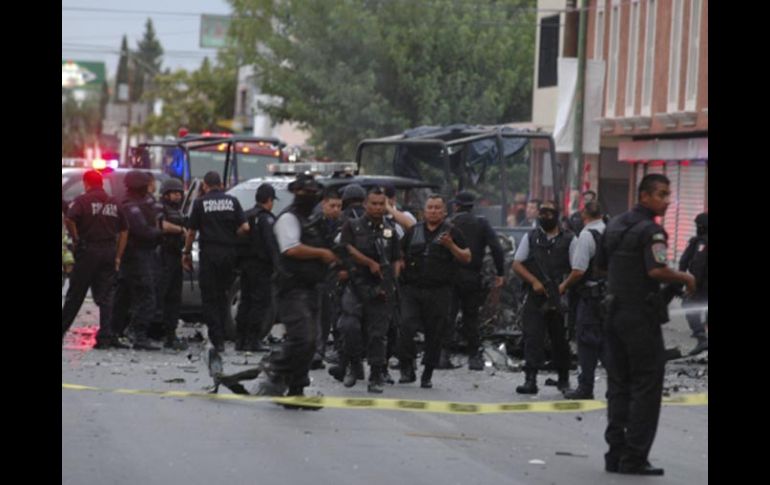 Agentes federales aseguran el área donde se presentó el atentado. AP  /