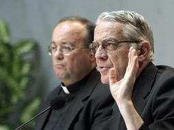 El vocero de El Vaticano, Federico Lombardi, acompañado por monseñor Charles Scicluna, habla sobre los cambios contra la pedofilia. AP  /