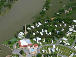 El desfogue de la Presa Falcón provocó el crecimiento del Río Bravo, que amenaza la población de Chimney Park Resort, Texas. AP  /