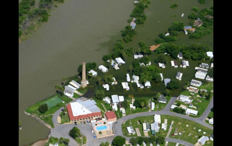 El desfogue de la Presa Falcón provocó el crecimiento del Río Bravo, que amenaza la población de Chimney Park Resort, Texas. AP  /