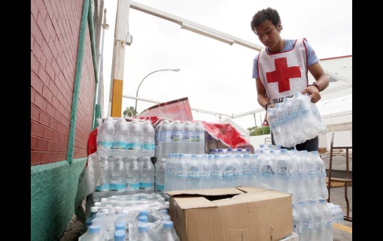 En total se reunieron para el envío más de 10 mil litros de agua embotellada, jugos y leche. A. CAMACHO  /