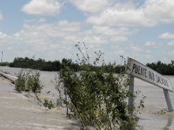 El desbordamiento de ríos colapsó la red carretera del Noreste de México. EFE  /