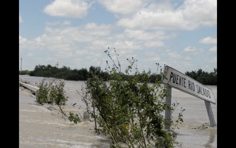 El desbordamiento de ríos colapsó la red carretera del Noreste de México. EFE  /