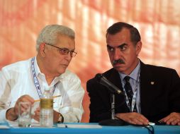 Héctor Cardona (izq), presidente de Odecabe, habla con Felipe Muñóz (der), presidente del Comité Olímpico de México. EFE  /