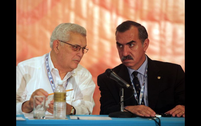 Héctor Cardona (izq), presidente de Odecabe, habla con Felipe Muñóz (der), presidente del Comité Olímpico de México. EFE  /