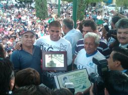 Salcido recibió el reconocimiento junto a sus entrenadores de cuando era niño. A. RAMÍREZ  /