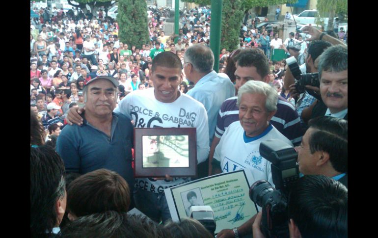 Salcido recibió el reconocimiento junto a sus entrenadores de cuando era niño. A. RAMÍREZ  /