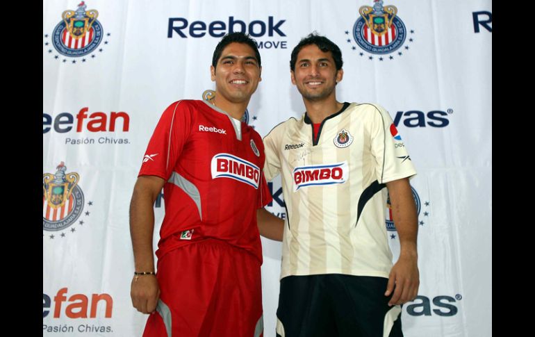 Víctor Hugo Hernández y Luis Michel, arqueros de las Chivas. MEXSPORT  /