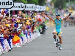 Vinokourov recorrió los 196 kilómetros de la etapa en cuatro horas 26 minutos. AFP  /