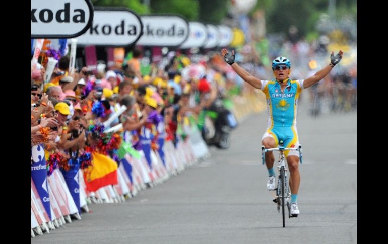 Vinokourov recorrió los 196 kilómetros de la etapa en cuatro horas 26 minutos. AFP  /