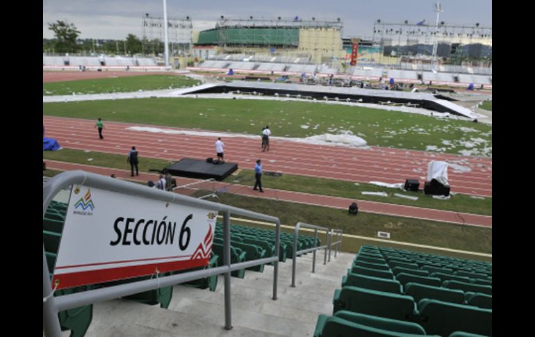 Vista de los destrozos que provocó la tromba en Mayagüez previo a la ceremonia que fue suspendida. EFE  /