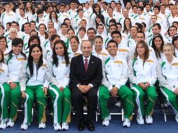 El presidente Felipe Calderón posa con la delegación mexicana que participará en los JCC. NOTIMEX  /