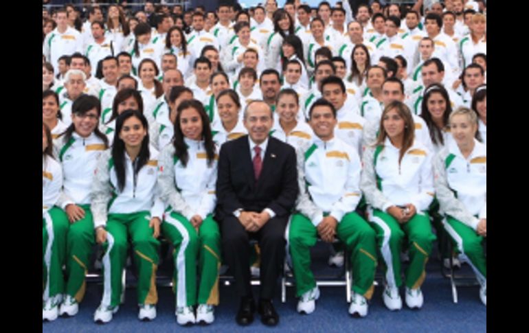 El presidente Felipe Calderón posa con la delegación mexicana que participará en los JCC. NOTIMEX  /