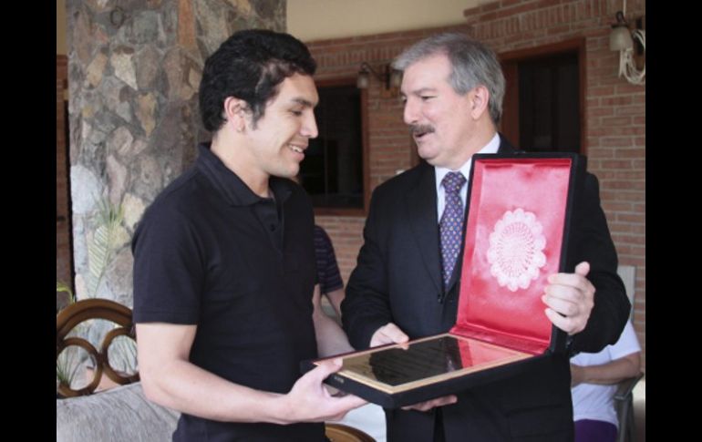 Salvador Cabañas, recibió una placa del presidente del Congreso, Miguel Carrizosa. AP  /