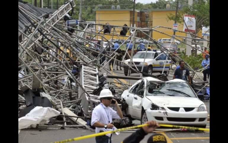 Parte de los destrozos ocasionados por la caída de una torreta de luces en el Estadio Centroamericano de Mayagüez. EFE  /