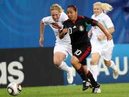 Charlyn Corral de Mexico y Kerys Harrop de Inglaterra durante el juego de la Copa Mundial Femenil sub-20, Almania 2010. MEXSPORT  /