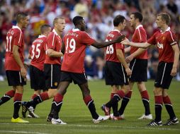 Danny Welbeck (19) celebra su gol con sus compañeros, en el partido contra Celtic. AP  /