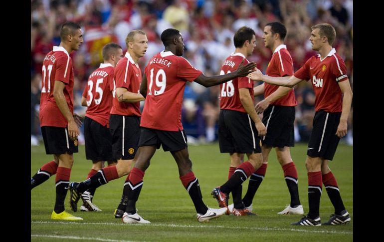 Danny Welbeck (19) celebra su gol con sus compañeros, en el partido contra Celtic. AP  /