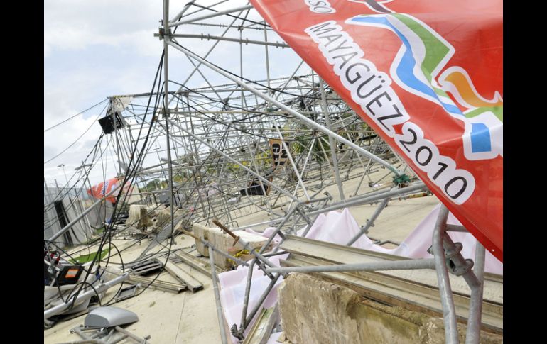 La tromba que se presentó ayer en Mayagüez, ocasionó la caída de una torreta de luces en el Estadio Centroamericano. EFE  /