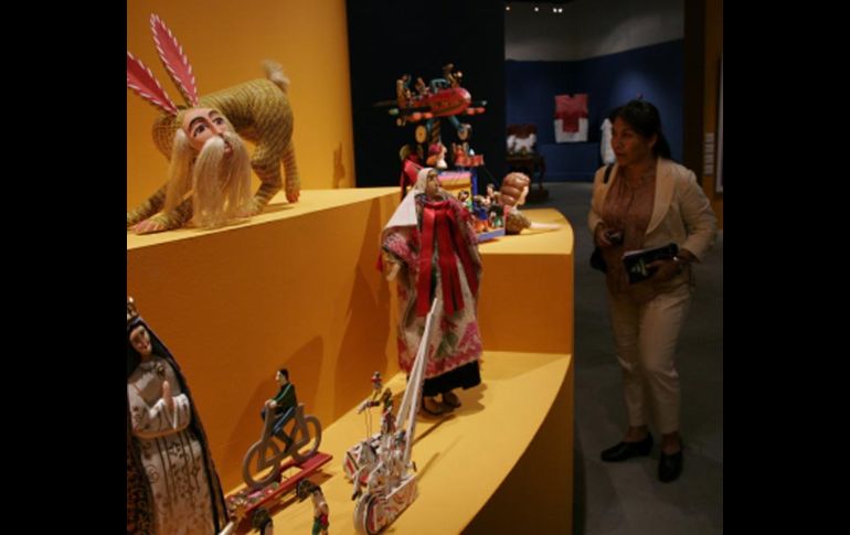 Una persona observa unas artesanías expuestas en el Pabellón de la Memoria, dentro de la Expo Guanajuato Bicentenario 2010. EFE  /