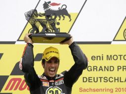 El español Toni Elías de Moriwaki festeja su victoria de Moto2 en el Gran Premio de Alemania. AP  /