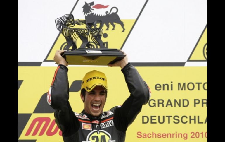 El español Toni Elías de Moriwaki festeja su victoria de Moto2 en el Gran Premio de Alemania. AP  /