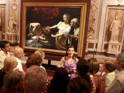 Visitantes escuchan la explicación de una guía sobre el cuadro 'Judit decapitando a Holofernes'. EFE  /