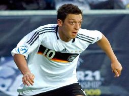 Foto de archivo de Mesut Özil, quien no pudo renovar su contrato con Werder Bremen. ESPECIAL  /