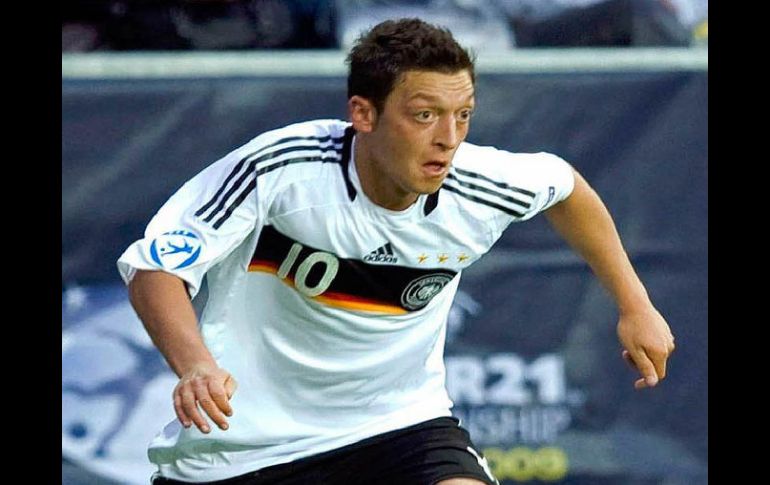 Foto de archivo de Mesut Özil, quien no pudo renovar su contrato con Werder Bremen. ESPECIAL  /