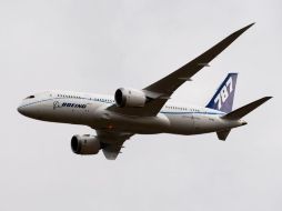 El aterrizaje del Boeing 787 ayudó a generar interés al inicio del acto más importante del sector aeronáutico. AP  /