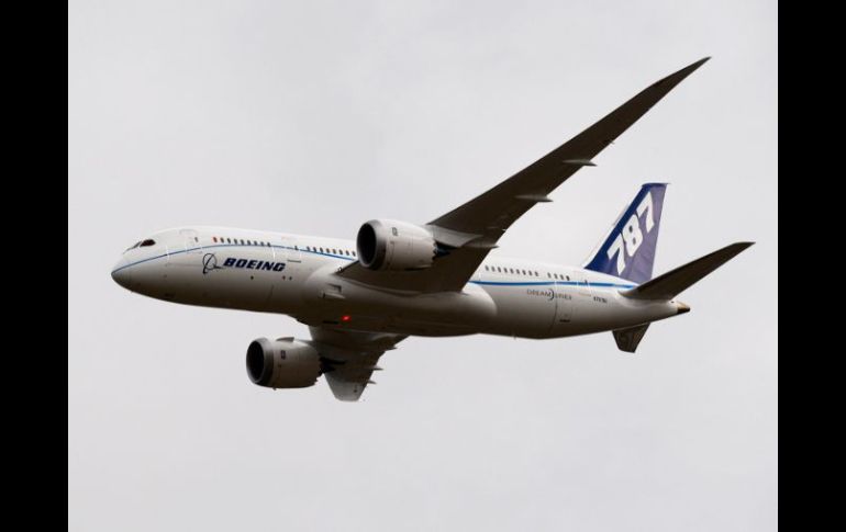 El aterrizaje del Boeing 787 ayudó a generar interés al inicio del acto más importante del sector aeronáutico. AP  /