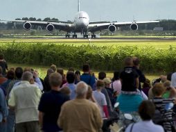 El objetivo del vuelo era verificar que los comandos e instrumentos de aterrizaje funcionan correctamente de noche. EFE  /