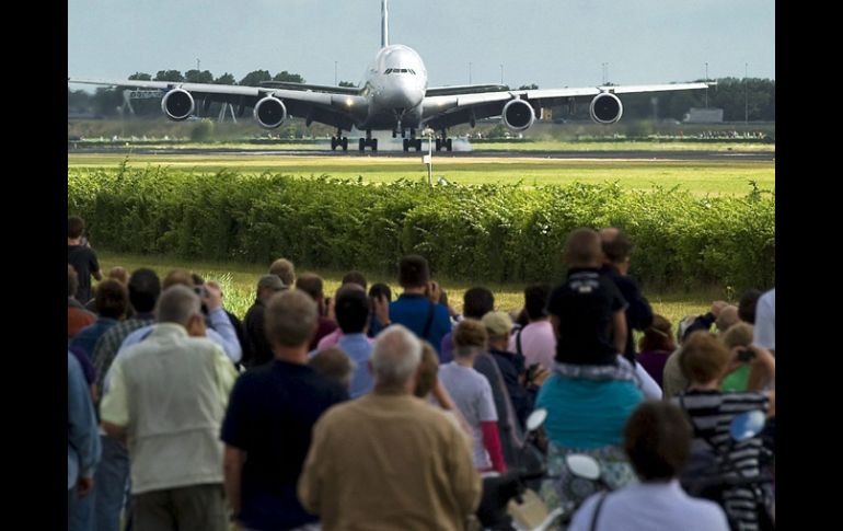 El objetivo del vuelo era verificar que los comandos e instrumentos de aterrizaje funcionan correctamente de noche. EFE  /