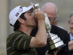 El surafricano Louis Oosthuizen besa su trofeo después de ganar el Abierto Británico de Golf. REUTERS  /