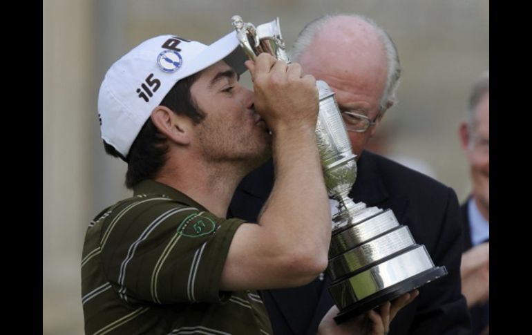 El surafricano Louis Oosthuizen besa su trofeo después de ganar el Abierto Británico de Golf. REUTERS  /