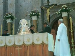 La virgen fue recibida con  porras  y cantos. M. MENDOZA  /