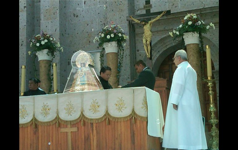 La virgen fue recibida con  porras  y cantos. M. MENDOZA  /