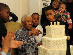 Mandela festeja acompañado de su familia en Johannesburgo. AP  /