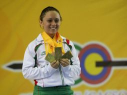 La pesista mexicana Carolina Valencia posa con tres medallas de oro. EFE  /