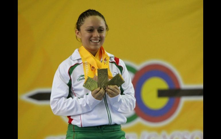 La pesista mexicana Carolina Valencia posa con tres medallas de oro. EFE  /