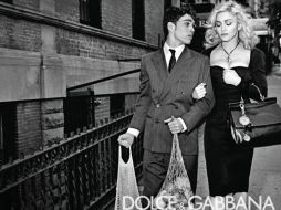 Hace tiempo uno de los anuncios mostraban a la cantante caminando del brazo de un joven.DOLCEGABANNA.COM  /