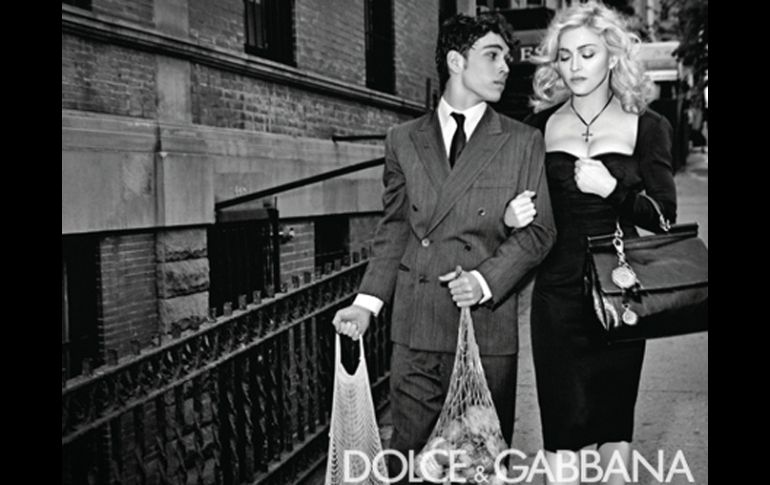 Hace tiempo uno de los anuncios mostraban a la cantante caminando del brazo de un joven.DOLCEGABANNA.COM  /