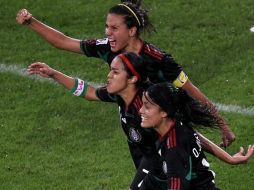 Las mexicanas celebran luego de ganar 1-0 a Inlgaterra. SITIO OFICIAL FIFA  /