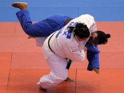 La mexicana Vanessa Zambotti (blanco) lucha contra Nynviher Gamboa. AFP  /