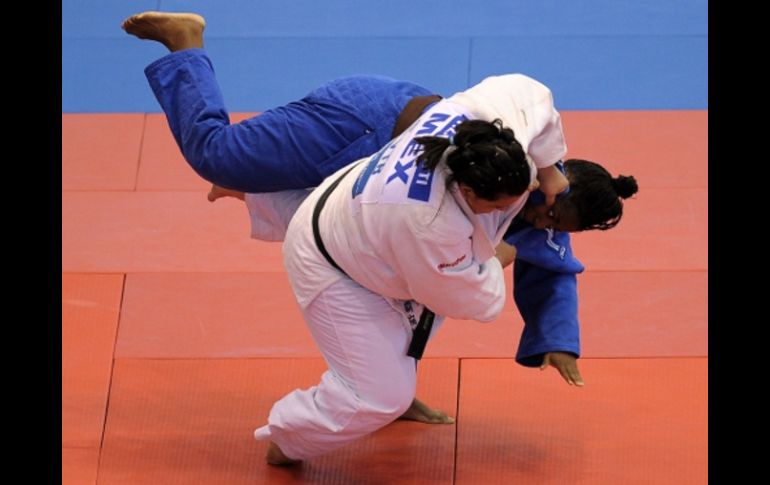 La mexicana Vanessa Zambotti (blanco) lucha contra Nynviher Gamboa. AFP  /