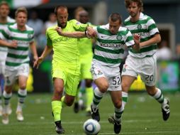 Paul Caddis (c) lucha por el balón contra los jugadores de Seattle Sounders. REUTERS  /