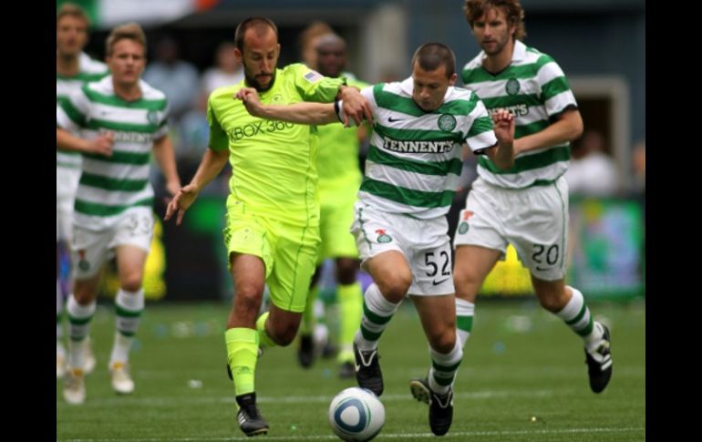 Paul Caddis (c) lucha por el balón contra los jugadores de Seattle Sounders. REUTERS  /