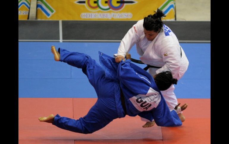 La mexicana Vanessa Zambotti (blanco) lucha contra Nynviher Gamboa. AFP  /