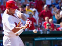 Matt Holliday batea su sencillo remolcador con el que los Cardenales le pegaron a los Dodgers. AFP  /